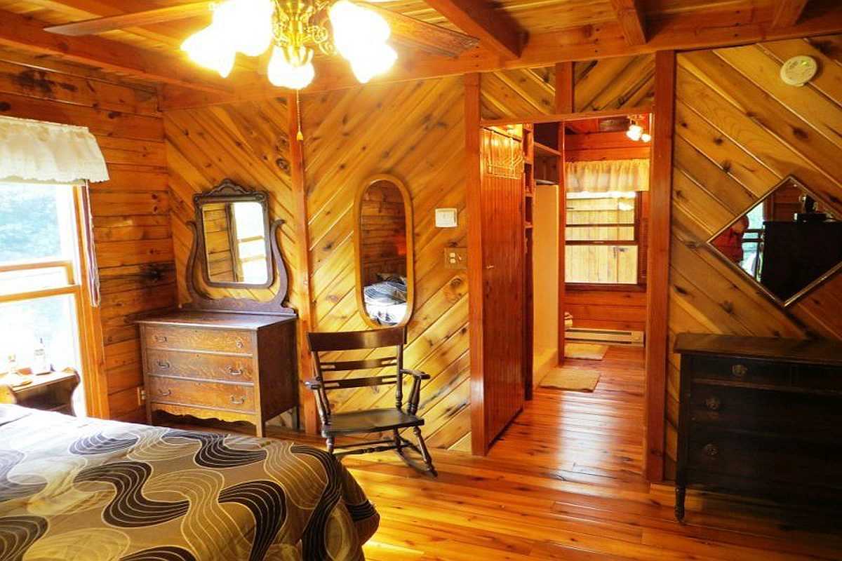 Log Homes Bedroom Interior - Ashland