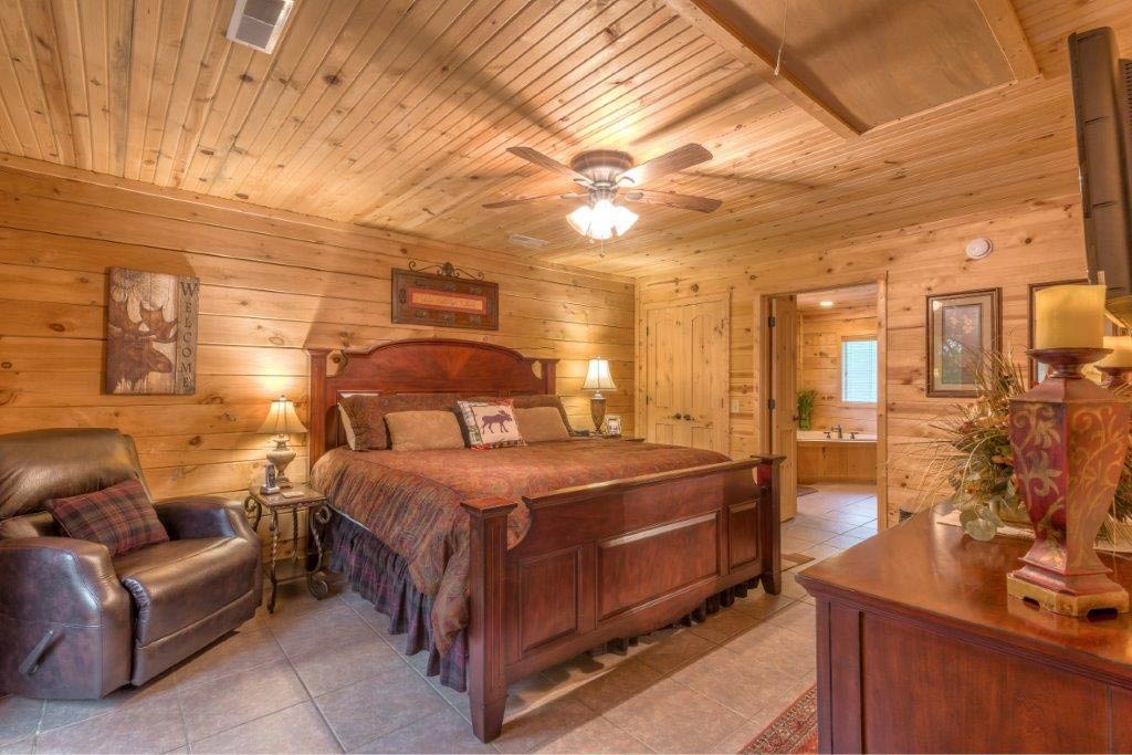 Log Home Bedroom Design - Elk Horn