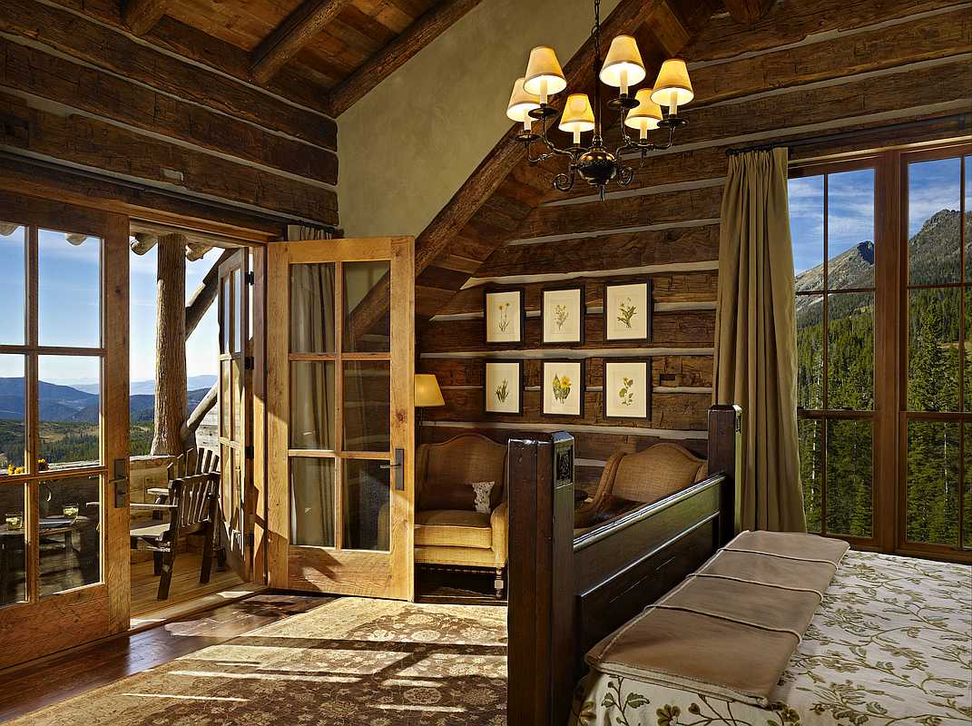 Bedroom with Balcony - Southfork