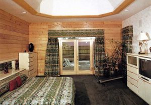 Log Home Bedroom - Washington