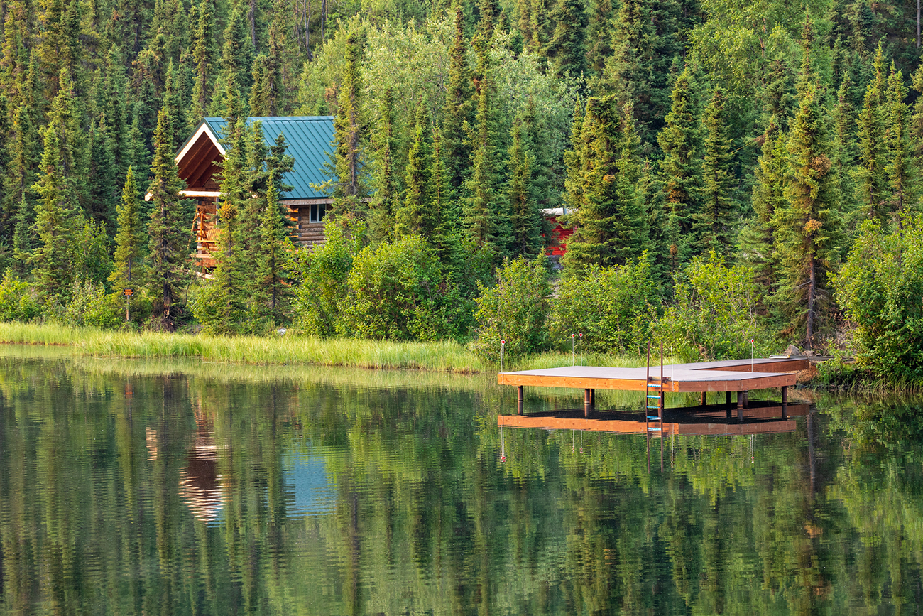 Beautiful log cabin home on the lake